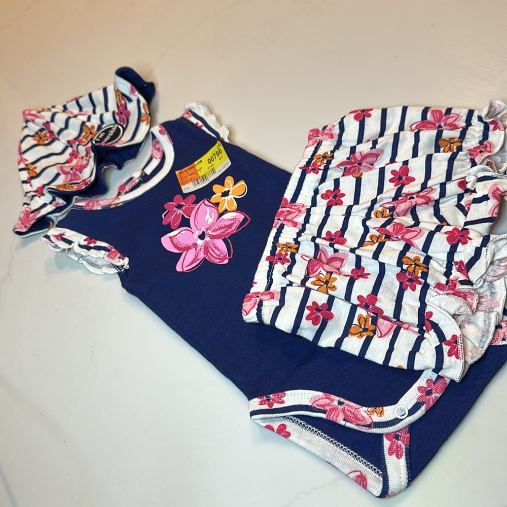 NWT Gerber Babies Blue Floral 3 Piece Set: Onesie, Shorts, Reversible Hat 0-3M